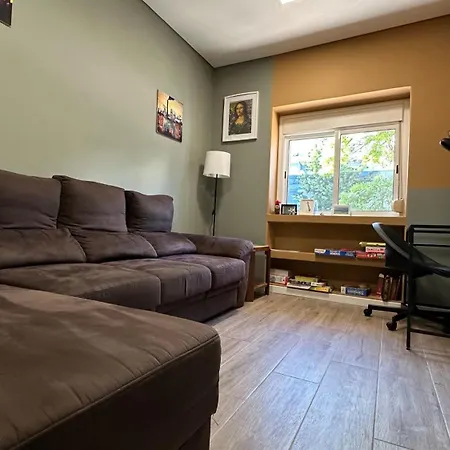 Refreshed With Private Garden Apartment *