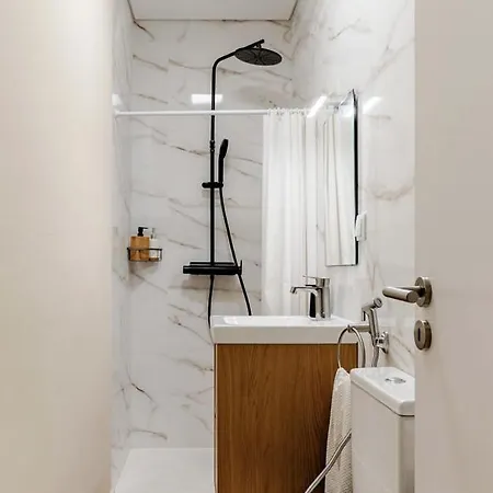 Refreshed With Private Garden Apartment Almada