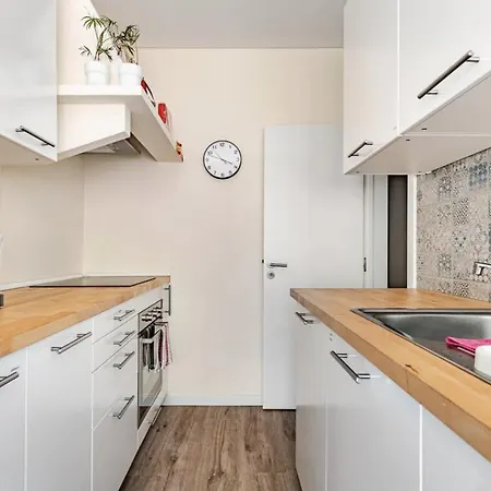 Refreshed With Private Garden Apartment Almada