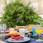 Refreshed With Private Garden אלמאדה