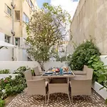 Refreshed With Private Garden דירה אלמאדה