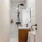 Refreshed With Private Garden דירה אלמאדה