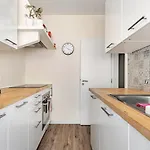 Refreshed With Private Garden דירה אלמאדה