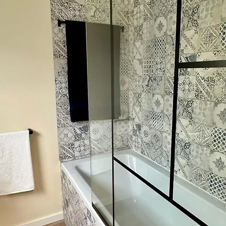 Refreshed With Private Garden Apartament