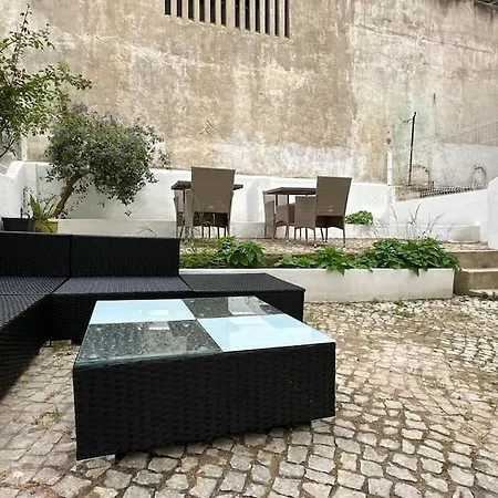 Apartment Refreshed With Private Garden Almada