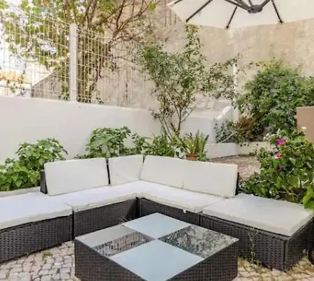 Refreshed With Private Garden Apartment *