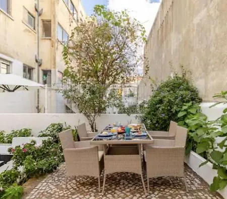 Refreshed With Private Garden Apartament Almada