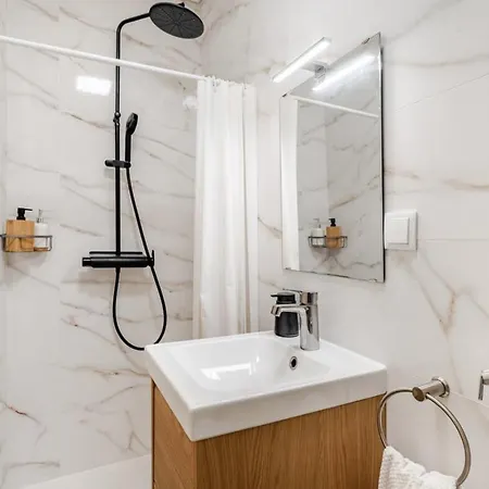 Refreshed With Private Garden Apartament *
