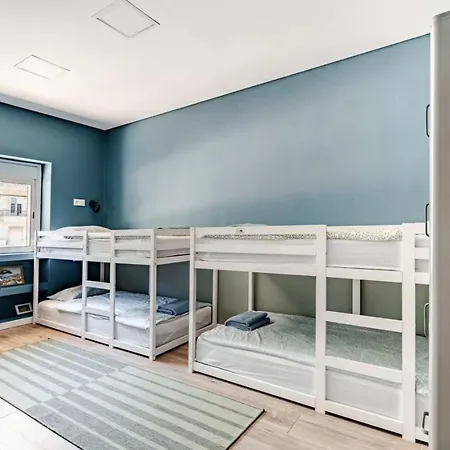 Refreshed With Private Garden Apartament Almada
